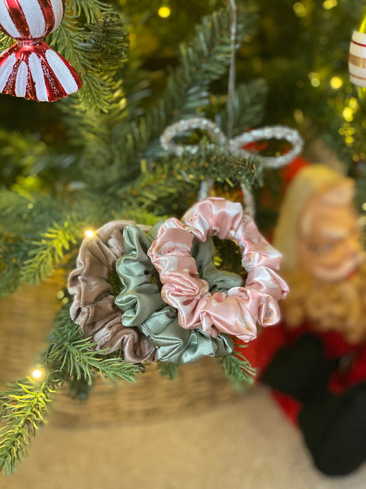 Neutral Santa Mini Scrunchie Ornament Set