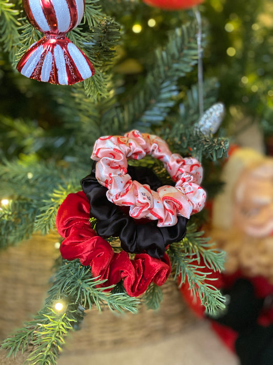 Vintage Mrs.Clause Mug Mini Scrunchie Ornament Set